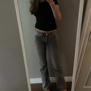 Säljer dessa gråa jeans från Gina Tricot, kom privat för fler bilder💓💓Sista bilden är lånad🫶🏼Nypris 500kr, dom är använda fåtalgånger💓