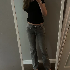 Gråa jeans💓💓 - Säljer dessa gråa jeans från Gina Tricot, kom privat för fler bilder💓💓Sista bilden är lånad🫶🏼Nypris 500kr, dom är använda fåtalgånger💓