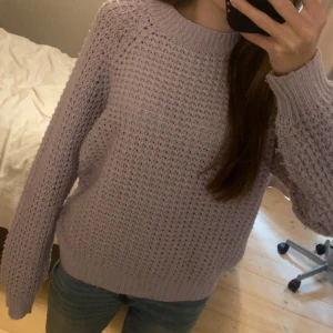 Lila Stickad tröja  - Säljer min lila stickad tröja då den inte kommer till användning💞 Skicket är väldigt bra och den är använd fåtal gånger. Pris kan diskuteras. Skriv vid intresse eller frågor💕💕