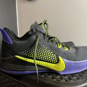 Kobe mamba fury - Är tvungen att sälja dem för att de är förstora för mig. Det är en bra basket sko. De är i ny skick eftersom jag nästan aldrig har använt dem. Skolådan följer med när man köper dem. Pris kan diskuteras vid snabb affär 