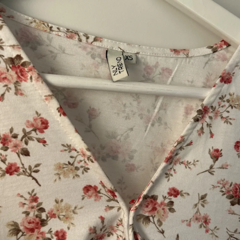 Vit klänning stl XS med rosa blommiga detaljer. Mjukt och bekvämt material. Bra skick! . Klänningar.