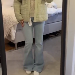 Jeans  - Säljer mina low waist bootcut jeans ifrån Gina i stl 36!!💘💘Sparsamt använda och inga defekter. Kontakta mig innan du köper 🙏🙏(lånade bilder) 