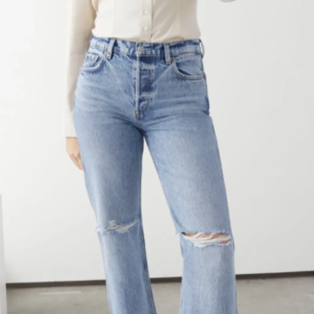 Jeans ifrån other stories, inga slitage på jeansen väldigt bra skick! Säljer nu eftersom dom blivit försmå❤️ . Jeans & Byxor.