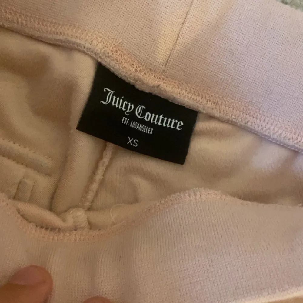 Jag säljer mina fina rosa juciy byxor då jag sällan använder dom. De passar storlek xs/S och är i nyskick. Färgen är lite mer rosa i verkligheten. Pris kan diskuteras.. Jeans & Byxor.
