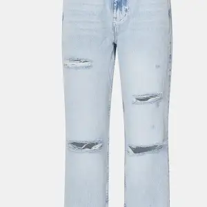 Jeans från Gina Tricot med hål, endast använda en gång. Nypris vet ej säljer för 100 + frakt, går att diskutera pris vid snabb affär.