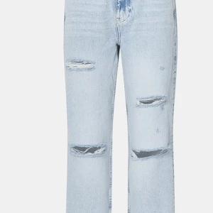 Gina Tricot jeans  - Jeans från Gina Tricot med hål, endast använda en gång. Nypris vet ej säljer för 100 + frakt, går att diskutera pris vid snabb affär.