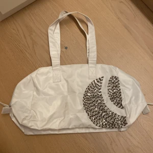 Björn Borg väska - Äkta Björn Borg väska som används 1 gång. Får plats med mycket! Dm:a mig om frågor eller fler bilder 🥰 Obs lite fläckar fram och bak.