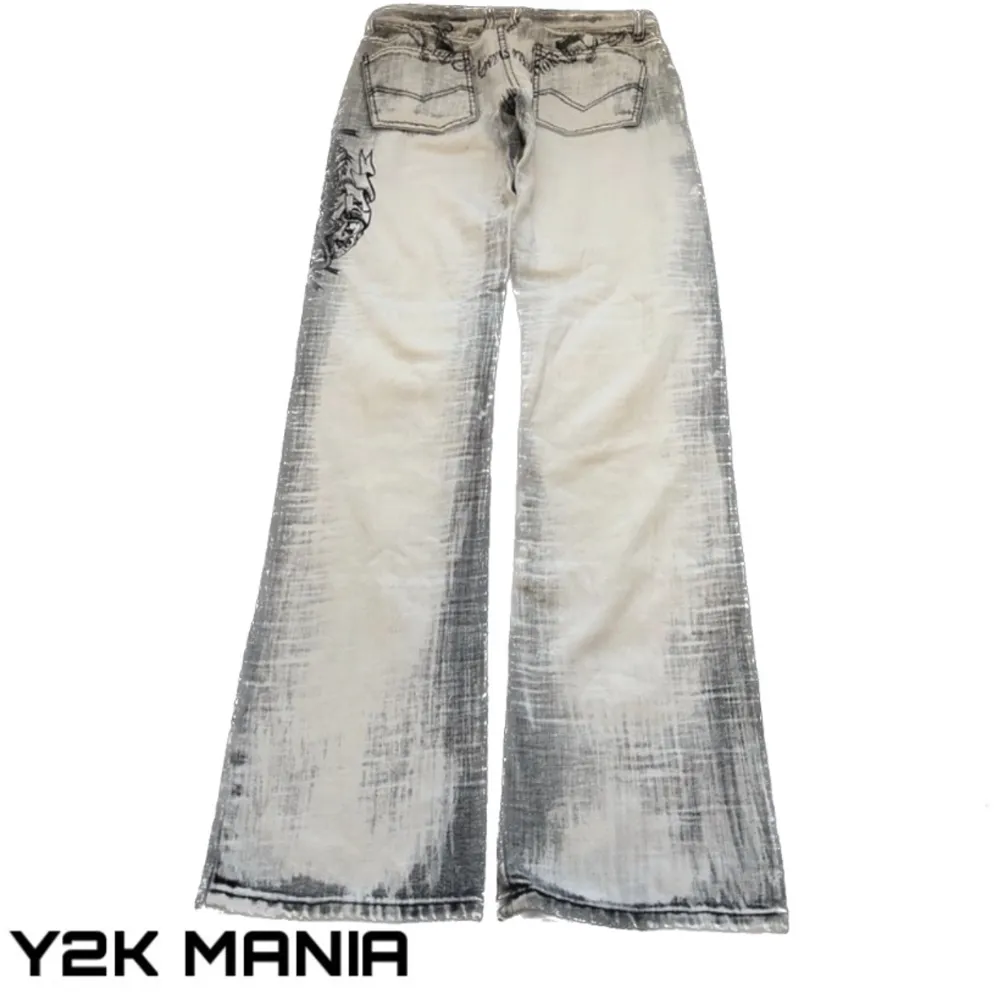 Grå Y2K jeans med tryck, midjemått 37cm, innerbenslängd 109cm, benöppning 23cm. Jeans & Byxor.