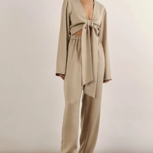 Satin jumpsuit  - Aldrig använd. Har lappen kvar🤎🤎 köpt för 699kr 
