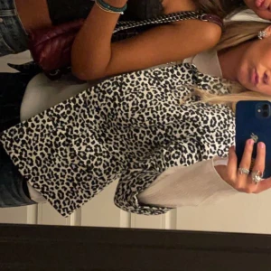 Leopard jacka trekvarts - Säljer denna skit snygga och coola leopard jacka med trekvart armar. Köpt second hand förra sommaren och kommer tyvärr inte till använding🥺 sjukt cool och piffar upp en tråkig outfit!!!💕💕😍🙏🏽