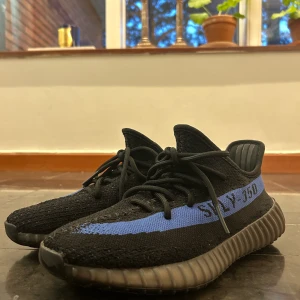 Adidas yeezy - Säljer ett par Yeezy 350 dazzling blue i ny skick. Säljer dem då jag köpte de i en för liten storlek. Tyvär saknas box.  Skorna är 100% äkta, om fler bilder önskas så är det bara att skriva. Ny pris för storlek 42 är ca 5 tusen. Pris kan diskuteras.