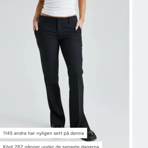 Lågmidjade kostymbyxor  - Lågmidjade byxor PETITE från Bikbok i stilen Vera! Använda 2 ggr! 💕💕💕