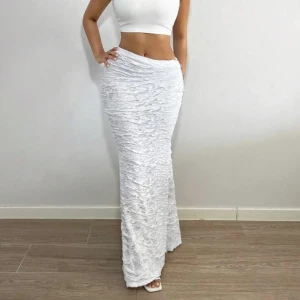 Vit lång kjol - Vit lång kjol från SHEIN. Helt oanvänd med prislappen kvar. Nypris 199kr. 