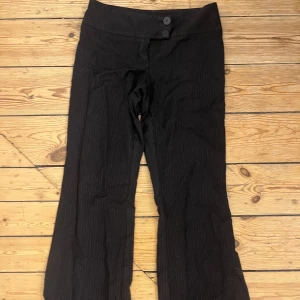 Randiga kostymbyxor  - Randiga lågmidjade kostymbyxor som tyvärr är för små för mig. De passar däremot i längden, jag är 165cm. Storlek XS.