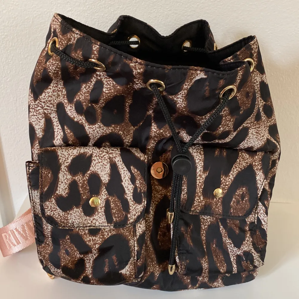 Leopard mönstrad väska som inte har några fläckar, är inte sliten, använt den några gånger, köparen står för frakt, inga returer.. Väskor.