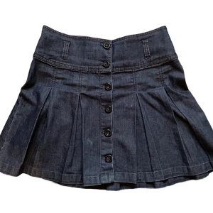 Y2k kjol - Kjol med knappar i mörktjeans tyg! Snygg och bekväm💞