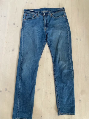 Tapered Levis Jeans  - Blåa Levis jeans W33 L34 Riktigt bra skick, inga skador eller märken! 