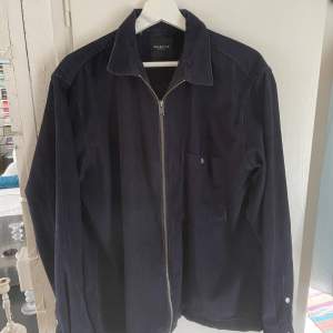 Selected Homme Overshirt i mörkblå säljes!  Är 183cm o den sitter perfekt  