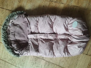 Åkpåse - En petite cherie åkpåse, nästan helt oanvänd, anvönd ett par veckor förra året! 
