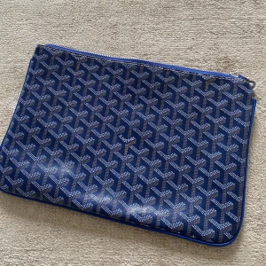 datafodral/clutch bag - I nyskick Saknar äkthetsbevis 