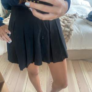 Söt svart kjol från stradivarius, köpare står för frakt 🩷