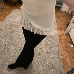 Vitt linne - Detta linne kommer inte till någon användning längre💕Den har ett bra skick och skönt matrial. Storleken på den är S och märket är STOCKH LM💘 Säljer den för 90kr + frakt💗