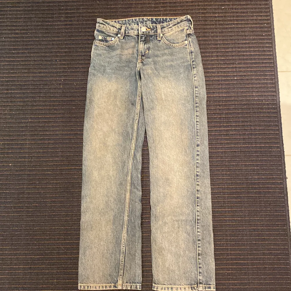 Ett par jättefina lågmidajde jeans från Weekday. Säljer då dom blivit för små för mig!! . Jeans & Byxor.
