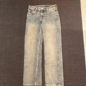 Ett par jättefina lågmidajde jeans från Weekday. Säljer då dom blivit för små för mig!! 