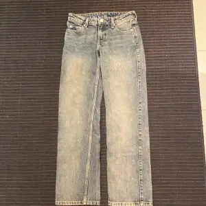 Ett par jättefina lågmidajde jeans från Weekday. Säljer då dom blivit för små för mig!! 