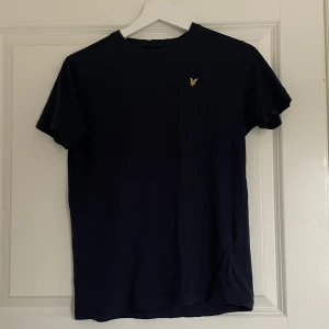 Lyle&scott t-shirt - Superbra skick, är i en mörkblå färg🌟