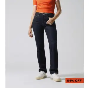 mörkblåa jeans från weekday som är raka i modellen och bekväma. skriv om ni vill ha fler bilder eller mer info om byxorna ❤️
