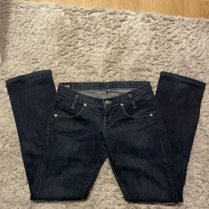 Lee jeans  - Straight leg jeans från Lee, mörkblå med lite via sömmar, sååå snygga💕💕