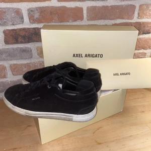 Axel Arigato Loop platform - Säljer nu mina Axel Arigato skor i storlek 43. Skick 7/10 |. Bara att skriva vid fundering, pris kan diskuteras vid snabb affär.