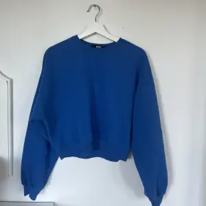 En fin blå sweatshirt från BikBok som nästan aldrig är andvänd, nyskick.