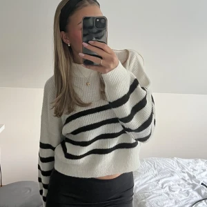 Randig stickad tröja - Jätteskön randig stickad tröja, i bra skick💞 frakt tillkommer!