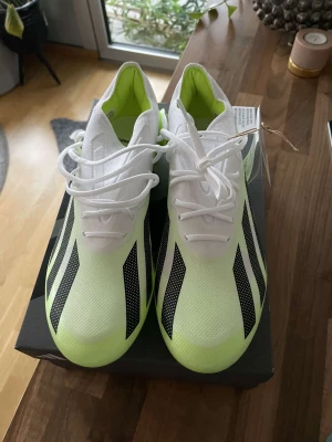 Adidas fotbollsskor  - Helt nya adidad fotbollsskor, storlek 42. 2400kr, alla tillbehör medkommer!!