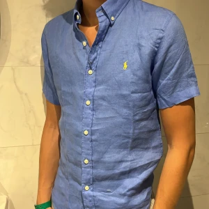 Polo Ralph Lauren  - Tjenare, säljer min 100% linne Ralph Lauren skjorta eftersom den inte passar mig! Den köptes i Australien för några månader sedan, nypris 1449 och mitt pris är 249 på grund av att cond är 10/10 då den inte är använd! Hör av dig vid intresse // pondus