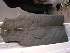 Lång väst jacka - Lång väst jacka. Helt ny endast prövad( pris lapp kvar. Rak modell Stl S Nypris 999 kr Mitt pris 400 kr