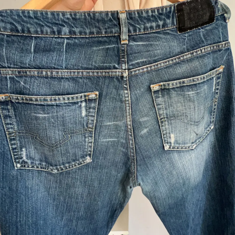 Säljer dessa jeans- köpta seconhand, har en perfekt  oversized look, säljer dom pga att dom ej kommer till användning. Unisex. Jeans & Byxor.