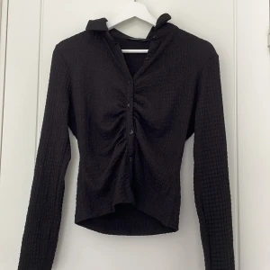 Svart skjorta med rysch - Svart skjorta Nyskick