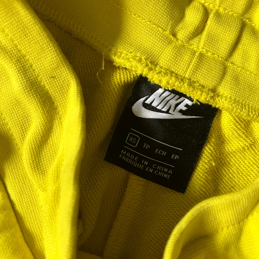 Nike popper mjukisbyxor  Sparsamt använda Fint skick Storlek XS. Jeans & Byxor.
