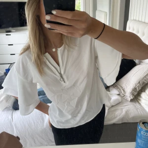 Jätte söt blus/topp från Lindex - Säljer denna söta topp från Lindex, den är i storlek 158 men skulle säga att den passar XS & S, använd fåtal gånger🥰