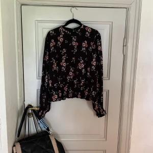 Blommig blus  - En blommig blus från hm. Fin till hösten nu, men tyvärr används den inte längre. 