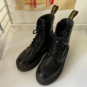Dr Martens Jadon - Säljer mina Dr Martens i modellen Jadon. Skostorlek 39. Knappt använda och i mycket bra skick.