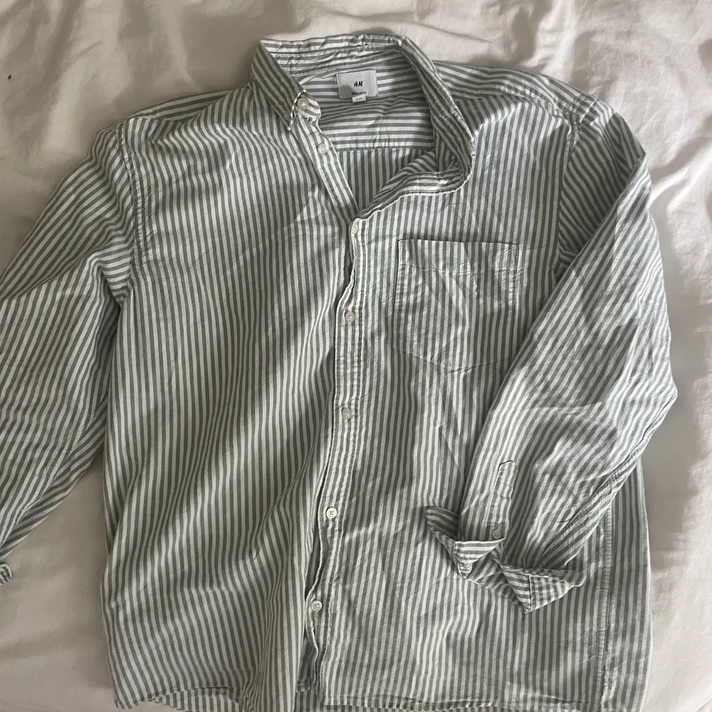 Grön och vit randig hm skjorta. I storlek XL som nytt skick. Skjortor.