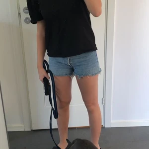 levis mid waist shorts - säljer dessa skitsnygga shorts från levis som tyvärr blivit för små, de är midwaist och storlek 25 men passar 32-36 (xs-s)💗nypris 670 och inte mycket använda, slutsålda i storleken på hemsidan
