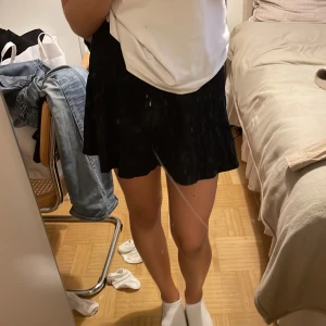 Svart kjol - Svart kjol från hm strl S, nyskick💗 fraktar mot köparens bekostnad samt möts upp stockholm