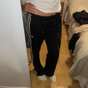 Adidas byxor  - Långa raka adidasbyxor strl 40/m💗nypris 599, säljer för 250, fraktar mot köparens bekostnad samt möts upp stockholm. 