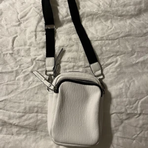 Liten axelväska  - En liten axelväska från DonDonna.