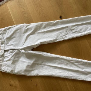 Oscar Jacobsson byxor  - Oscar Jacobsson byxor. Är nästan helt oanvända så dem är i nyskick. Kom privat för fler bilder.